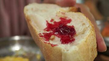 blauwe bessenjam op brood op tafel, video