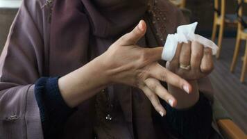 donne disinfezione il suo mani con un' bagnato pulire. video