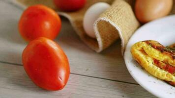 gebraten Ei Omelett mit wild Pilze und Tomaten video