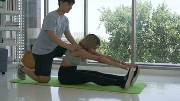 personnel entraîneur encadrement Jeune asiatique femme à faire yoga à Accueil video