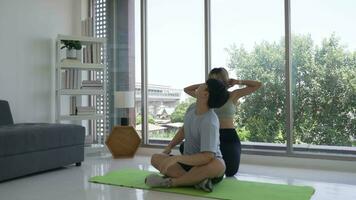 persönlich Trainer Coaching jung asiatisch Mann zu tun Yoga beim Zuhause video