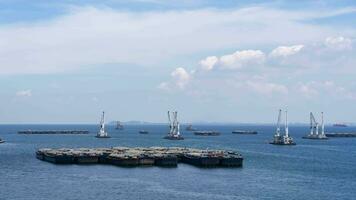 Zeit Ablauf Ladung Schiff und schwebend Kran Schiffe auf Meer von Chonburi Thailand video