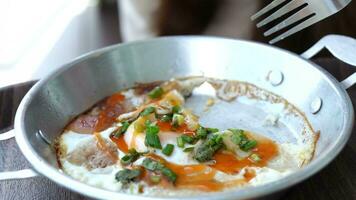 turistas comer freído en sarten huevos en el Mañana. video
