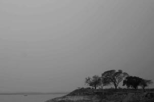 negro y blanco paisaje de un pueblo justa en un orilla. 3d obra de arte foto