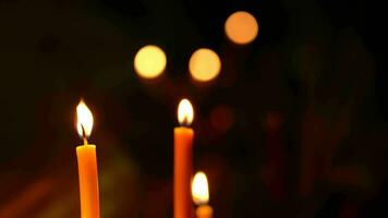 luz a incenso Gravetos e velas a budista cerimônia dentro têmpora video