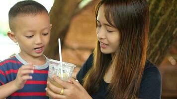 mãe dá fruta suco para filho para beber video