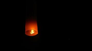 duizenden van gloeiend lucht lantaarns zijn vrijgelaten in de nacht lucht naar wens voor mooi zo geluk net zo een deel van een lantaarn festival video