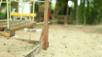 das schwingen im das Spielplatz bewegt sich weil von das Wind video