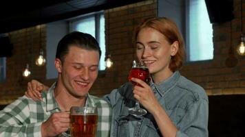 feliz casal conversando sobre uma vidro do Cerveja às a local bar video