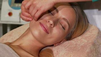 jung Frau bekommen Gesichts- Massage durch Fachmann Masseuse video
