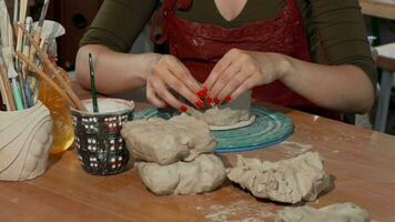 Frau Arbeiten mit Keramik beim das Keramik Werkstatt video