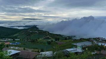 lapso de tiempo niebla terminado el lapso de tiempo de niebla y altostrato nube terminado el cumbre a phutubberk tailandia, niebla terminado el picos y bosques naturaleza después lluvia video