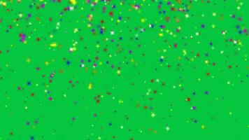 kleurrijk confetti deeltje vallend animatie effect bedekking Aan groen scherm achtergrond voor partij, verjaardag, viering, festival evenement video