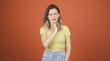 femme avec mal aux dents. video