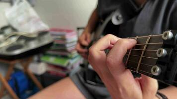 jovem menina mão é jogando guitarra video