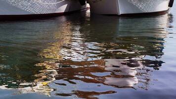 barco reflexión en calma mar agua video