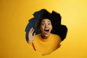 mujer sorprendido agujero amarillo. generar ai foto