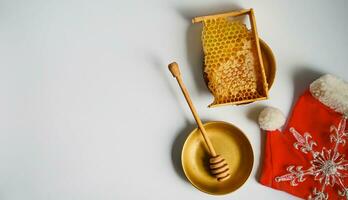 roto amarillo panal con miel cerca alarma reloj en mesa. miel productos sano natural comida concepto. Navidad y nuevo año antecedentes para apicultura foto