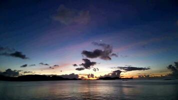 el movimiento de amanecer paisaje pacífico lago con el reflexión de montaña y nubes video