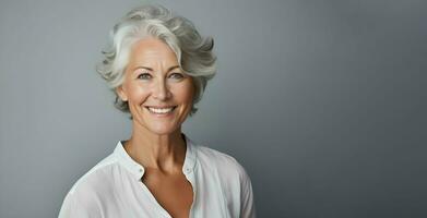 retrato de un maravilloso Años 50 medio años mujer con gris pelo sonriente, Copiar espacio. ai generativo foto