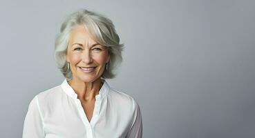 retrato de un maravilloso Años 50 medio años mujer con gris pelo sonriente, Copiar espacio. ai generativo foto