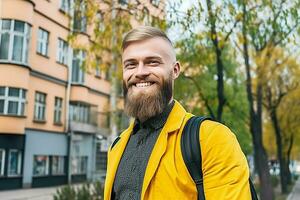 un hombre con un barba y amarillo chaqueta en pie en frente de un edificio. ai generativo foto