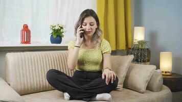 a mulher é falando em a telefone, discutindo. video