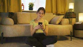 donna sms purtroppo con sua fidanzato. video