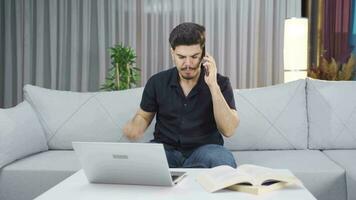 aggressivo uomo fa litigioso Telefono chiamata. video