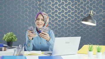 Business woman counting money looking at camera. video