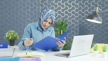 riuscito attività commerciale donna Lavorando felicemente su lavoro d'ufficio File. video