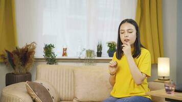 mujer comiendo chocolate. contento y agradable. video