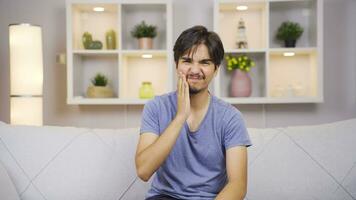 homme avec mal aux dents. video