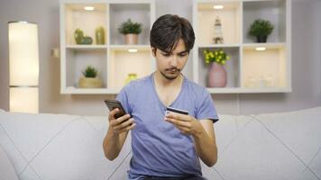 Mens boodschappen doen Aan de telefoon. video