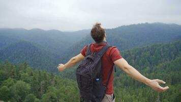 el hombre quien se extiende su manos a el cumbre. video