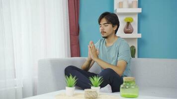 homem dentro meditação dentro frente do a janela. video