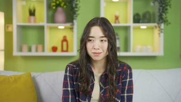 triste asiatique Jeune femme sentiment triste. video