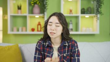 asiático joven mujer sofocante desde el verano calor es contracción. video