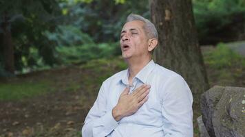 uomo con polmone problema è sperimentare brevità di respiro. video