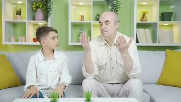 il nonno gli amori il suo nipote e prega con lui. video