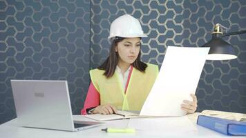 le femme ingénieur en portant le projet des rires. video