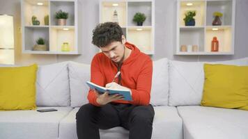 homem levando notas dentro caderno. video