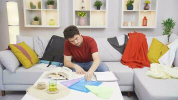 pigro uomo non lo fa volere per opera a partire dal casa e sembra a vuoto File. video