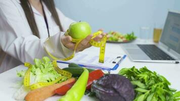 Obst Verbrauch zum gesund Leben. das Ernährungsberater erstreckt sich das Frucht. video