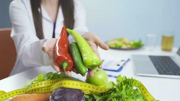 dietist läkare innehav grönsaker. friska liv meddelande. video