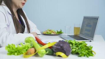 Ernährungsberater erklärt gesund Diät Programm. video