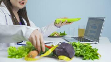 un' dietista chi prepara un' nutrizione programma con verdure. video