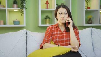 mujer hablando en el teléfono es nervioso y enojado. video
