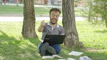 el Universidad enano estudiante quien es satisfecho con el examen resultados es contento. video