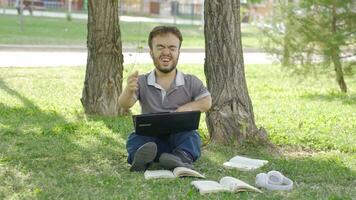 uma Faculdade anão aluna quem vê mau teste resultados é chateado e estressado. video